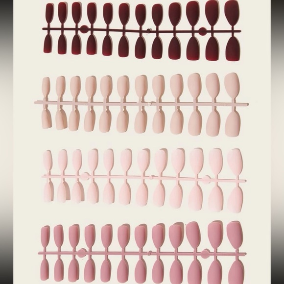 Short Almond Fake Nails 💅 - Picture 2 of 5